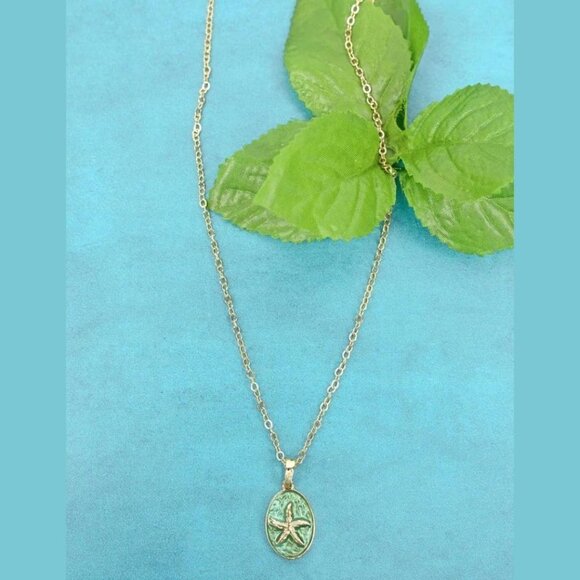 NO 3 Gold & Green Resin Seaside Starfish Medallion Necklace NWT - Picture 2 of 5